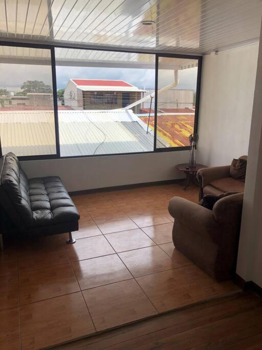 Pinky's Place Airport, Full Equipment. Apartment