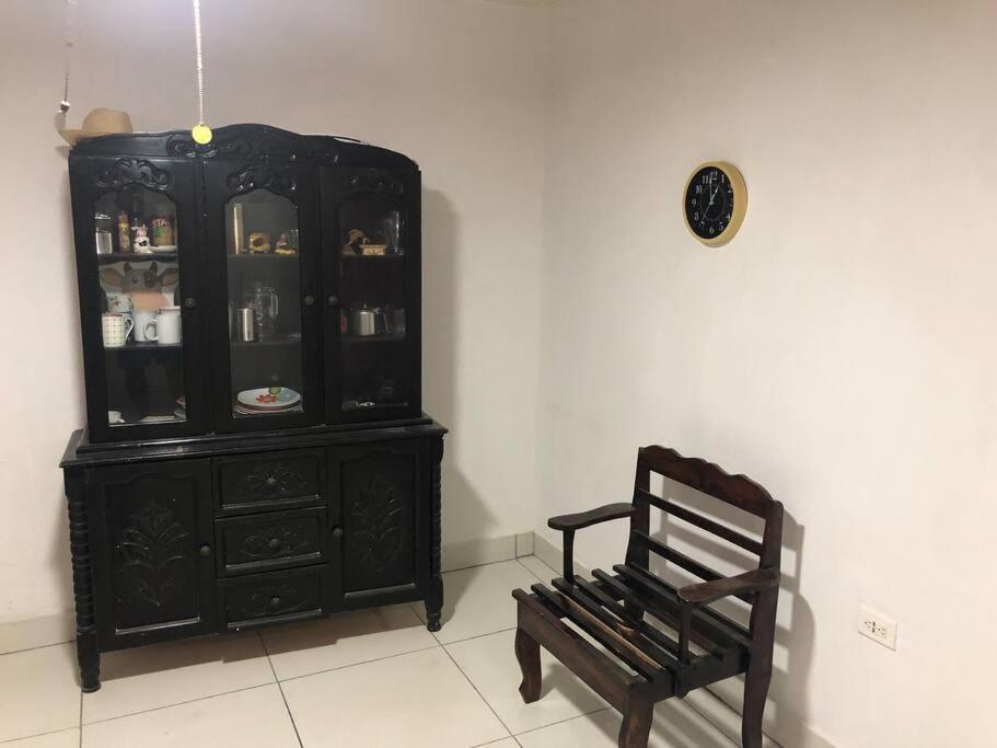 Pinky's Place Airport, Full Equipment. Apartment